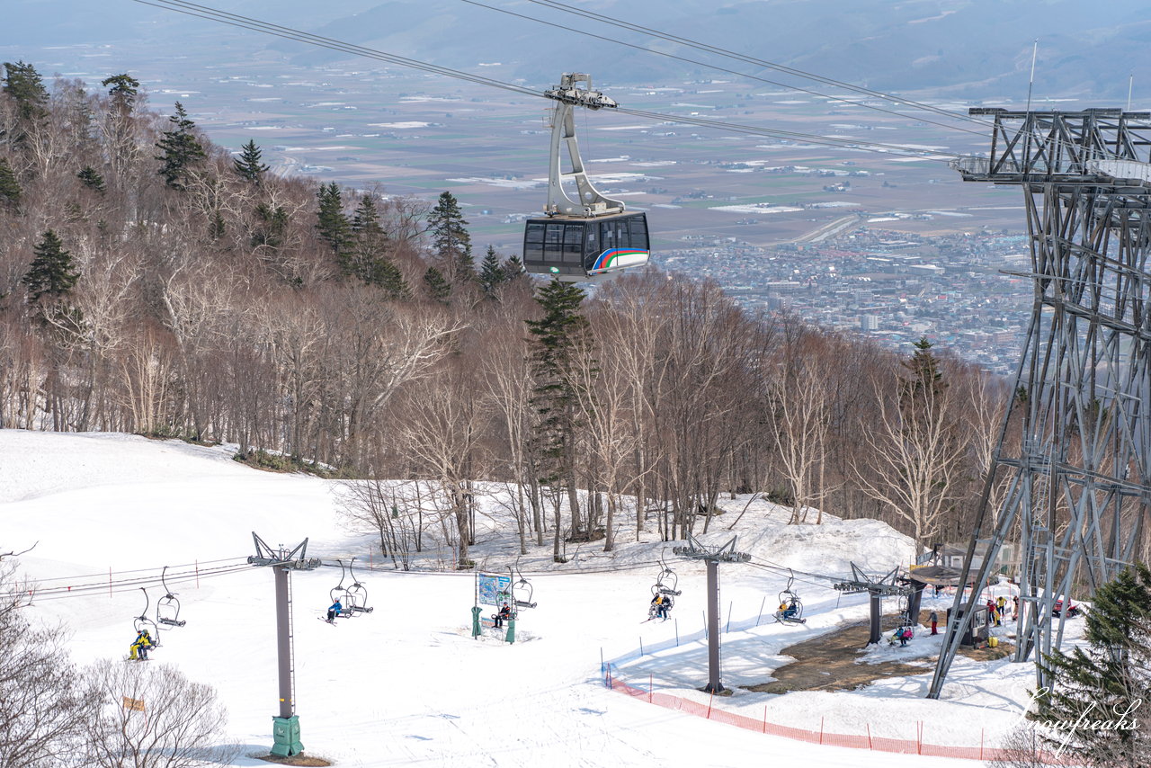 富良野スキー場　さすが富良野！4月24日現在、山麓までの全長約3,000ｍロングコースがオープン中(^^)/